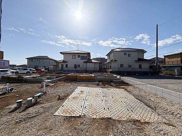 1号棟【現地外観】家族の温かさと陽光の暖かさ、楽しい毎日と明るい未来を予感させる「空間が織り成すひとつ先の住み心地」を演出します。