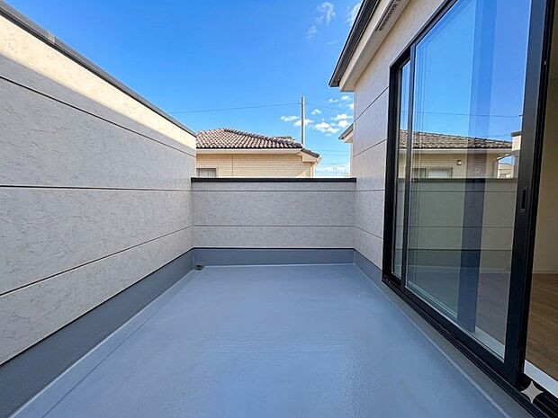 1号棟【バルコニー】 バルコニーから差し込む陽光・通風は、住環境・快適性と共に有り続ける貴重な「財産」です。