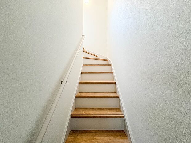 1号棟【手すり付階段】手すりがないと階段の昇り降りで危険なことはもちろん、壁に手をつきながら歩くことで壁紙が汚れやすくなります。すべての方に快適に昇り降りしていただくため、手すりを設置しまし…