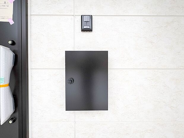 1号棟【郵便受け】録画機能を備えたカラーモニターと郵便受けの門柱