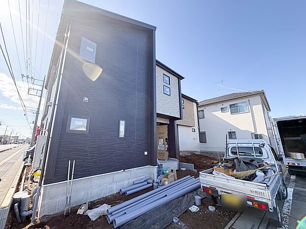 2号棟【現地外観】家族の温かさと陽光の暖かさ、楽しい毎日と明るい未来を予感させる「空間が織り成すひとつ先の住み心地」を演出します。