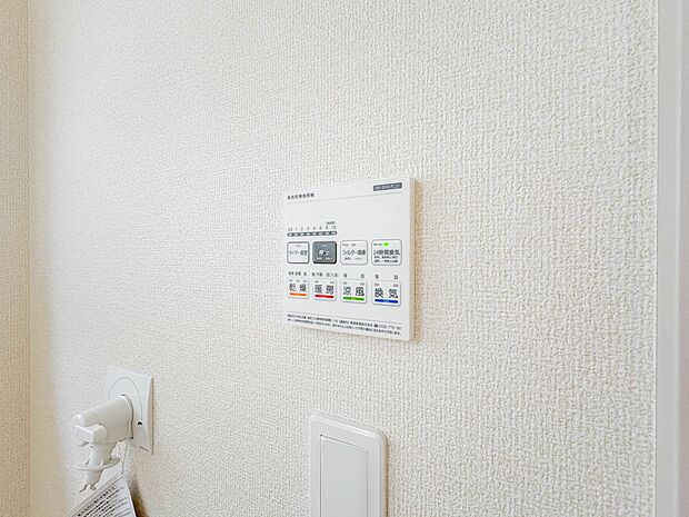 【浴室暖房乾燥機】  雨の日の部屋干しは乾きにくく、生乾きの臭いが気になります。浴室暖房乾燥機があればそんな心配はいりません。換気や暖房機能もあるのでカビの発生や寒い日のヒートショックも防ぎ…