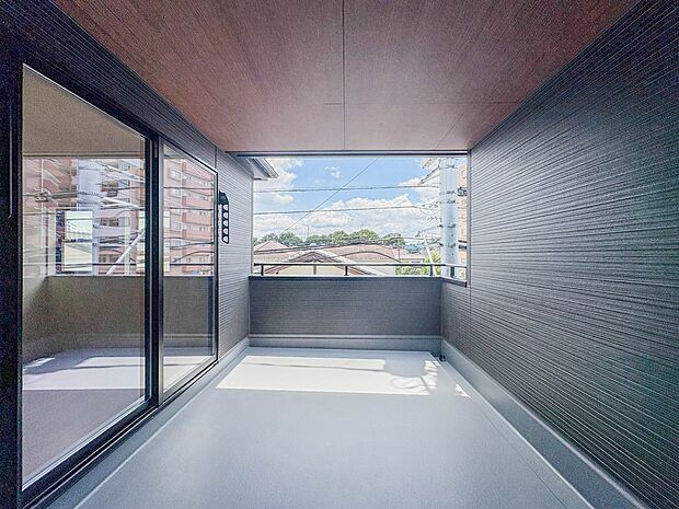 【バルコニー】  バルコニーから差し込む陽光・通風は、住環境・快適性と共に有り続ける貴重な「財産」です。