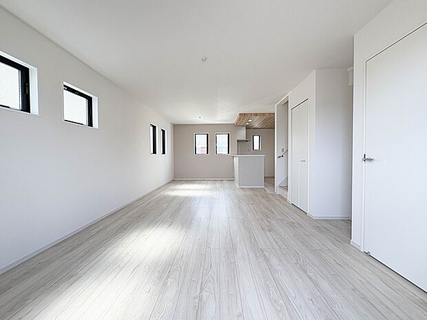 【LDK】バルコニー側からの採光が確保されているため、陽当りの良いスペースです。