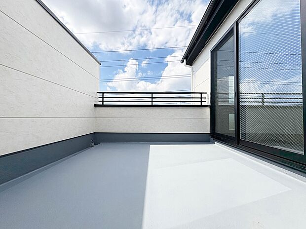 広々したバルコニーは日当り良好。