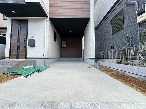 【駐車場】毎日の生活にマイカーが必須という方は、購入を検討する際、駐車場があることは大事な条件です。毎日の通勤や家族の送迎、買い物やお出かけなどクルマのある暮らしを満喫したい方は要チェック!…