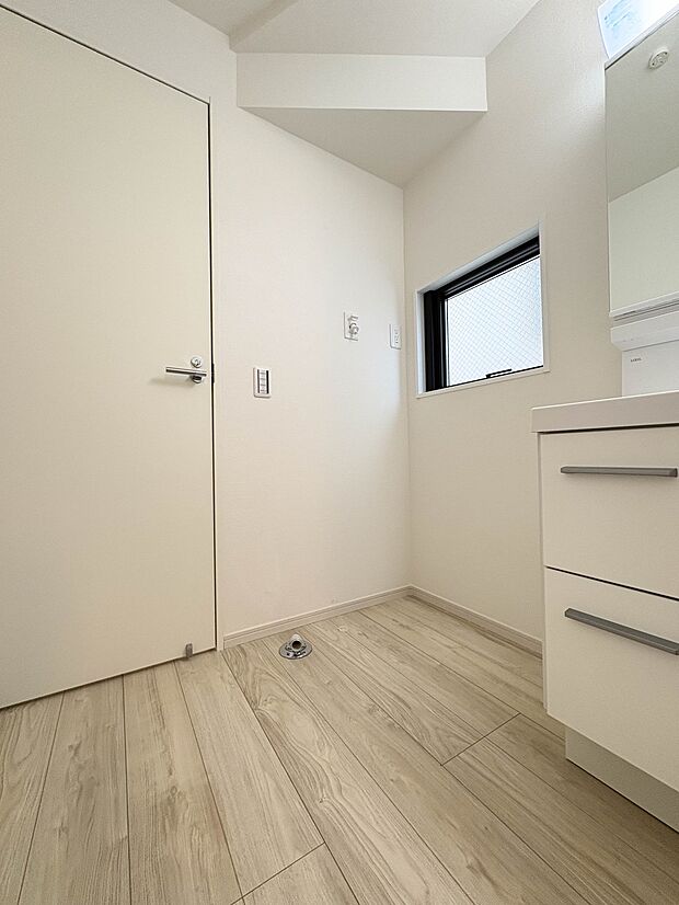 【ランドリースペース】毎日使う洗濯機。しっかりと奥行きのある置き場が確保されています。