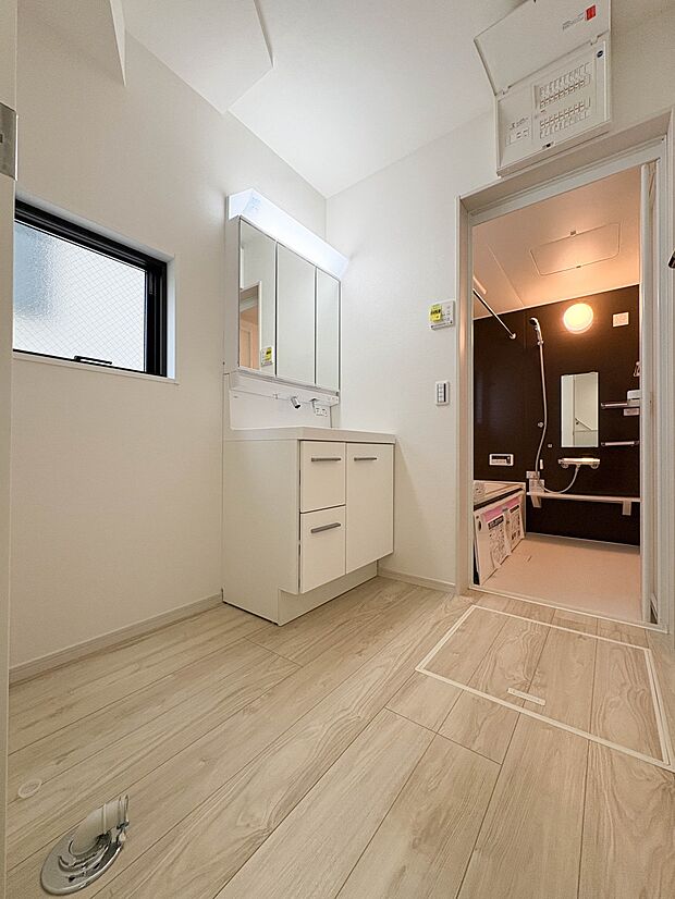 【脱衣所】洗面所は小さなプライベートスペース。歯磨き、洗顔と毎日施す個人空間。