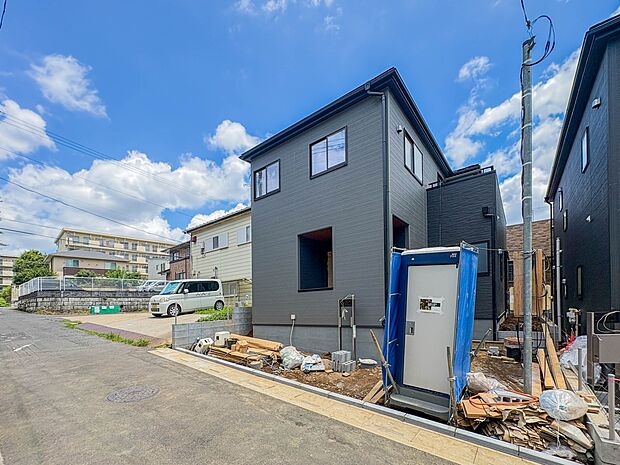 【外観】家族の温かさと陽光の暖かさ、楽しい毎日と明るい未来を予感させる「空間が織り成すひとつ先の住み心地」を演出します。