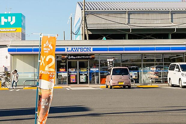 コンビニ 554m ローソンさいたま三橋六丁目店(新・企業スローガンは「マチのほっとステーション」。「圧倒的な美味しさ」「人への優しさ」「地球（マチ）への優しさ」の3つの約束で社会の課題に応…