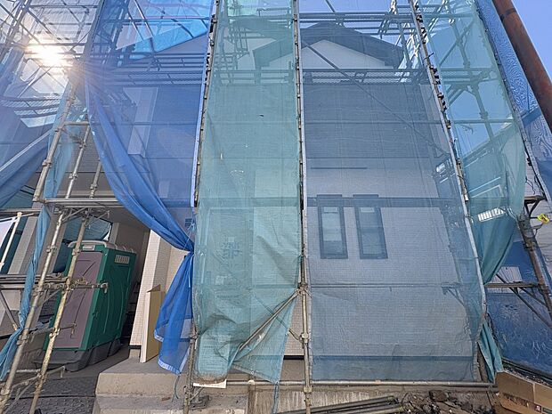 【外観】堂々たる趣ながら、主張し過ぎずどこか余裕を感じさせるシャープなフォルムで佇む邸宅は、晴天の空と照らし合わせる事で、本来あるべき完成形の姿を見せてくれます。