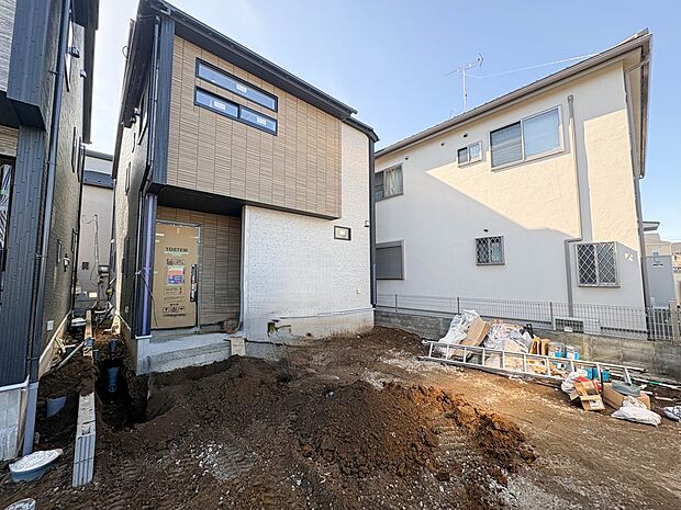 1号棟【現地外観】家族の温かさと陽光の暖かさ、楽しい毎日と明るい未来を予感させる「空間が織り成すひとつ先の住み心地」を演出します。