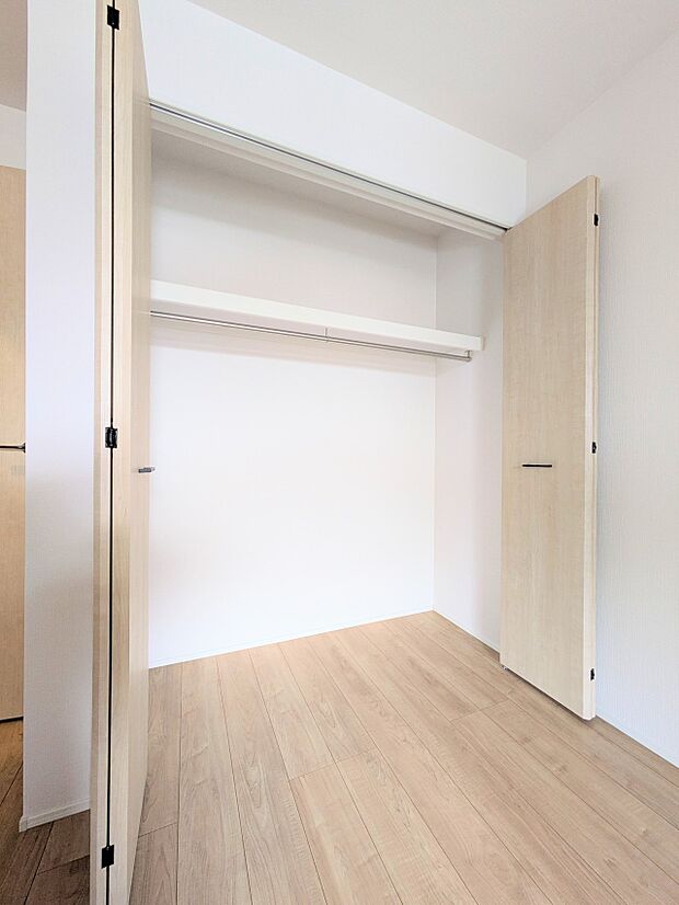 【CL(クローゼット)】壁面クローゼットのメリットは、衣類が横一列に並ぶためひと目で洋服が選びやすいこと。衣類をたくさんお持ちの方も、限られたスペース内に無理なく収納することができます。