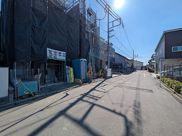 【前面道路6m】車の通行が少ないので、静かな住環境を維持することができます。