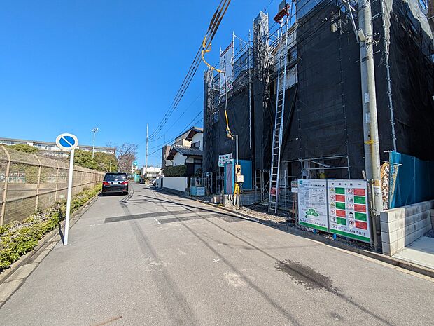 【外観】家の前をまっすぐの通りが走っている。クルマは少なく、人々は毎朝、ウォーキング、ジョギング、犬の散歩など、フリーな朝時間を過ごしている。