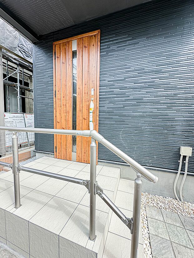 【玄関】玄関へ向かうまでのアプローチに漂う上質が期待感をもたせます。玄関は建物の顔。落着きを醸し出した自己主張が心に訴えてきます。