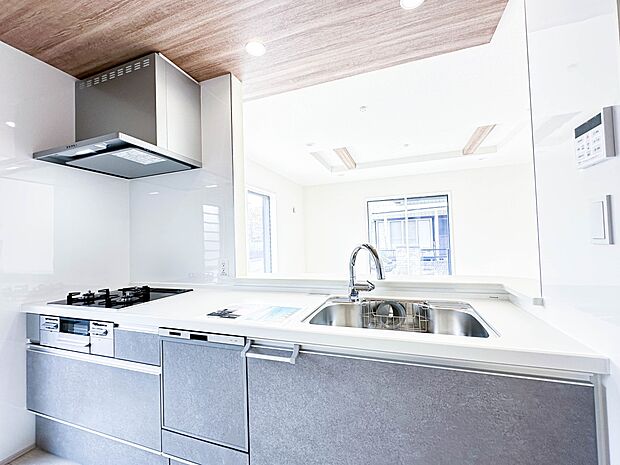 【キッチン】カウンターキッチンは広くて収納力もあるので、快適に料理をすることができます。食器や炊事用具を手の届くところに配置しやすいため調理もスピーディーですよ。
