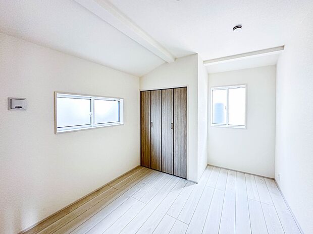 【寝室】シンプルな内装はおしゃれのポイントです。シンプルは華美より飽きがこないからです。色や模様でおしゃれ感をだす。それがシンプルイズビューティーです。