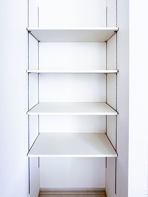 【収納】各所に配置された収納スペースは、洋服や小物はもちろんのこと、掃除機や日用予備品・お子様のおもちゃなど様々な物を収納して頂ける便利なスペースです。