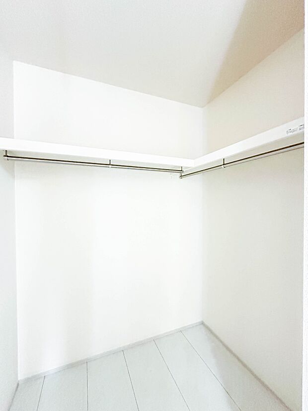 【WIC-ウォークインクローゼット-】 何より、中に入れば全ての服が見てわかるので選択しやすいんです。朝の忙しいときなど便利だな~と思いますよ。一つのスペースで済むって所がいいんですよね。…