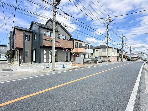 【前面道路】家の前をまっすぐの通りが走っている。クルマは少なく、人々は毎朝、ウォーキング、ジョギング、犬の散歩など、フリーな朝時間を過ごしている。