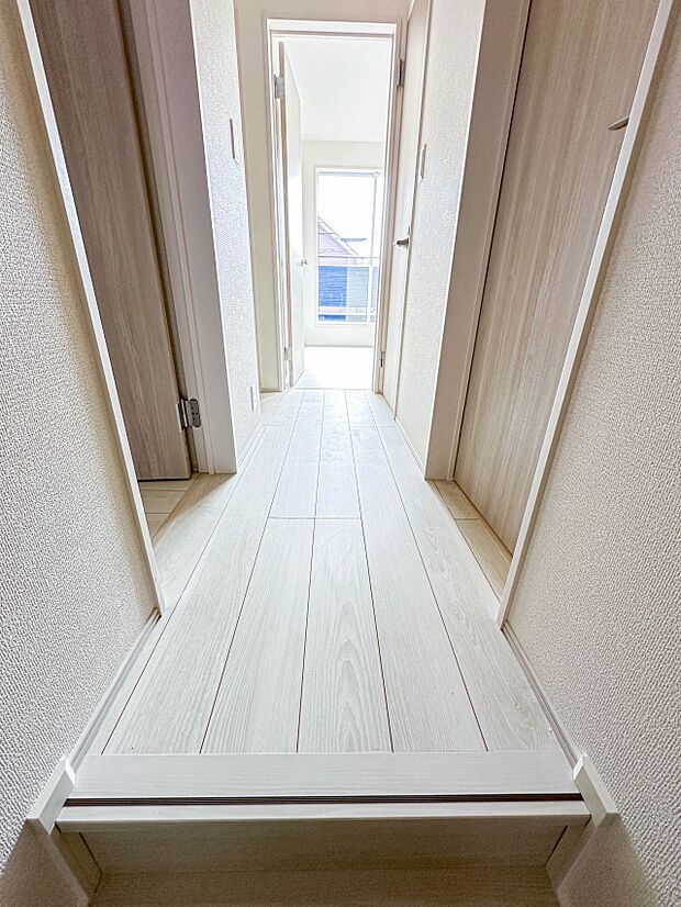 【廊下収納】各所に配置された収納スペースは、洋服や小物はもちろんのこと、掃除機や日用予備品・お子様のおもちゃなど様々な物を収納して頂ける便利なスペースです。