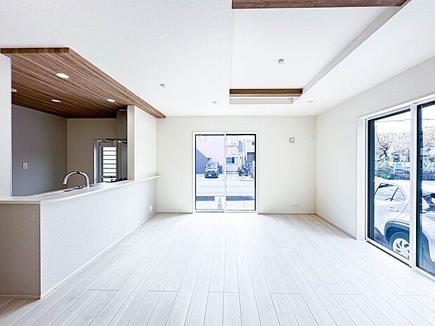 【リビングダイニング】リビングにいるお子様と会話をしながら家事ができるカウンターキッチン。いま手があいているか、忙しそうなのか相手の様子を伺いながらコミュニケーションをとる訓練にもなります。…