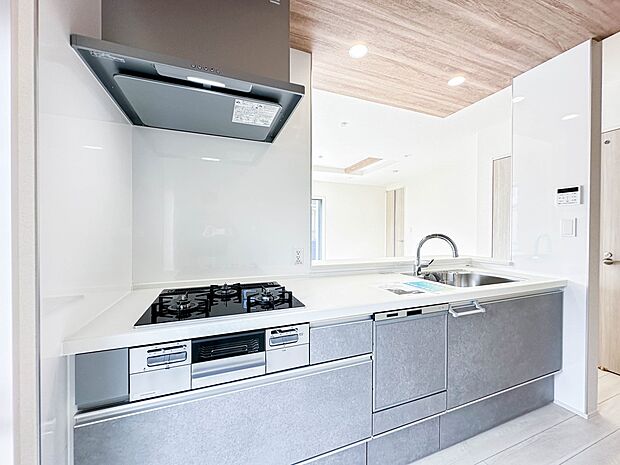 【ダイニングキッチン】料理をしながら、後片付けをしながら二人で会話を楽しみたい空間。