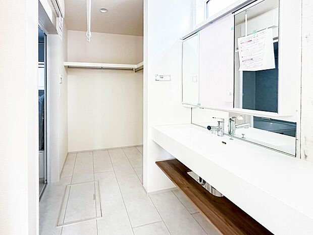 【脱衣所】脱衣所、洗面所は小さなプライベートスペース。歯磨き、洗顔と毎日施す個人空間。換気も設置して、熱気などを開放して、爽やかなスペースになるように設計されています。