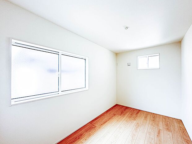 【子供部屋】お子様のお部屋にぴったりなクロークを備えたフローリング仕様の洋室です。