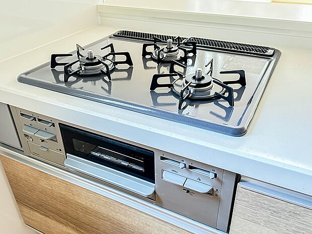 【三口コンロ】奥さま目線で考え、調理に重宝する三口コンロをシステムキッチンに採用