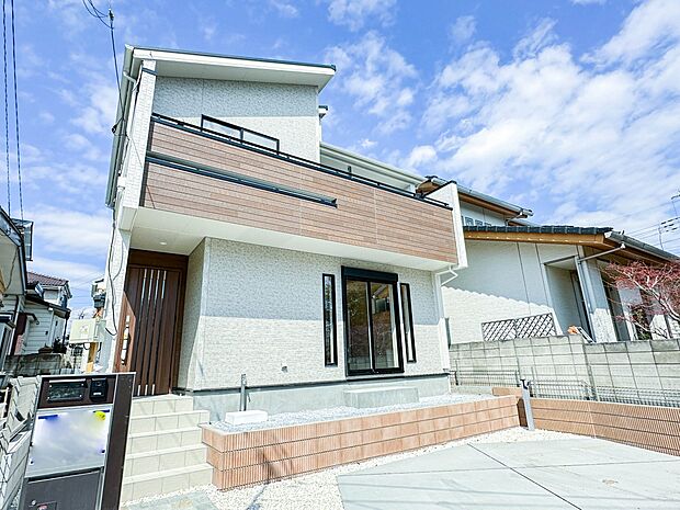 【外観】こちらの物件に少しでもご興味がありましたら、お気軽にお電話下さい。ネット上で「見えない物」「わからない事」でも、実際にご見学いただくことで、手に取るようにおわかりいただけるはずです。…