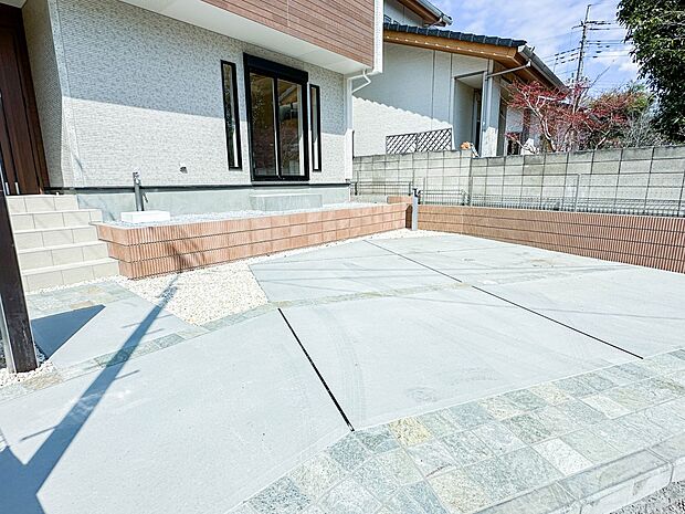 【駐車場】カースペース2台可/駐輪スペース。広々カースペースです。自転車、バイクなども置き場に困りません。