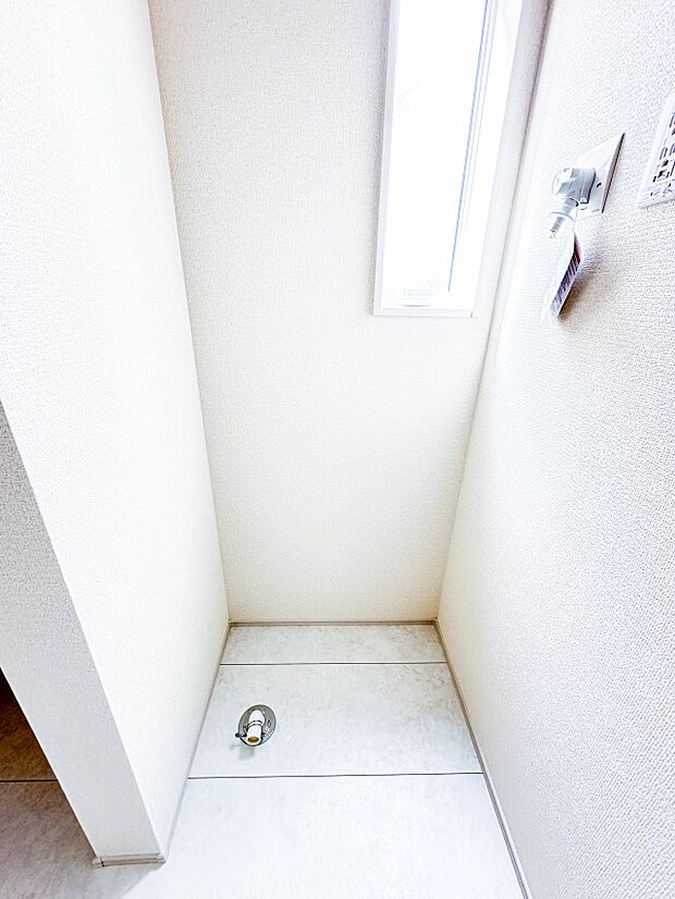 【ランドリースペース】毎日使う洗濯機。しっかりと奥行きのある置き場が確保されています。