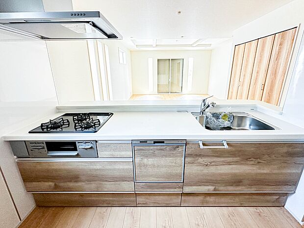 【ダイニングキッチン】会話でホッとコミュニケーションできるリビング。料理でホッとハピネスになるキッチンなど。人をホッとさせる最新設備・仕様を採用しています。