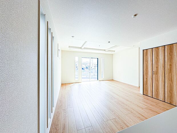 【ダイニング】忙しい朝でも家族揃って食事をしたいゆとりあるダイニングスペース。