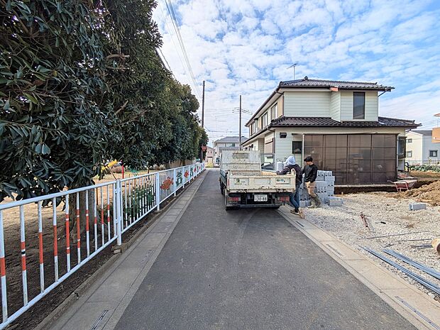 家の前は美しい通りになっていますが、クルマが比較的少なく。家のまわりで遊ぶお子さまも安心です。