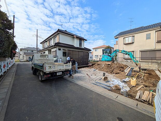 【Frontal road-前面道路-】 静かな通りに面した本物件は、落ち着いて暮らすことができます。 閑静な住宅街で比較的車の通りも少ないのでお子様も安心です。
