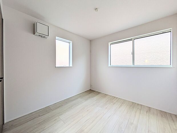 お子様のお部屋にぴったりなクロークを備えたフローリング仕様の洋室です。