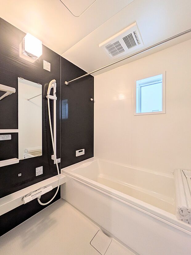 【Bathroom-浴室-】 1日の疲れを癒すバスルームは、心地よいリラックスを叶える清潔感溢れる美しい空間です。心からゆったりと寛いでいただけるよう、ゆとりのスペースを確保してます。