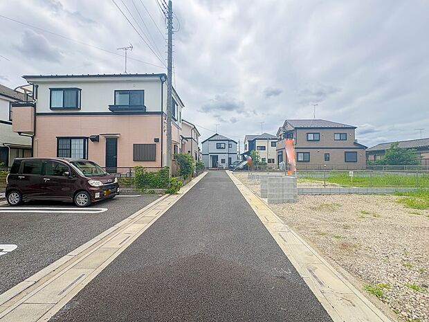 【前面道路】こちらの物件が少しでも気になるようでしたら、お気軽にお問合せください。人生でいちばん大きなお買い物ですので、ゆっくりご見学ください。ネット上の画像と実際の見学では、リアル感がまる…