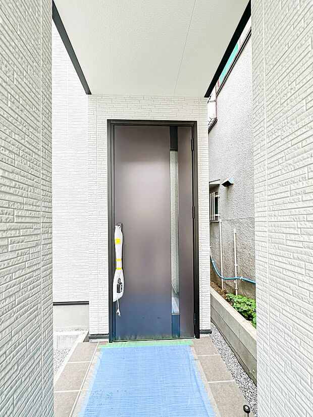 【玄関】ここから始まる「日常」はご家族にとってかけがえのない時間となります。少しでも豊かに、快適に。そんな想いから本邸宅は生まれました。　