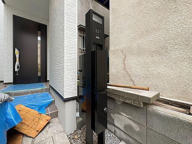 【郵便ポスト】シンプルかつシャープな郵便ポスト。