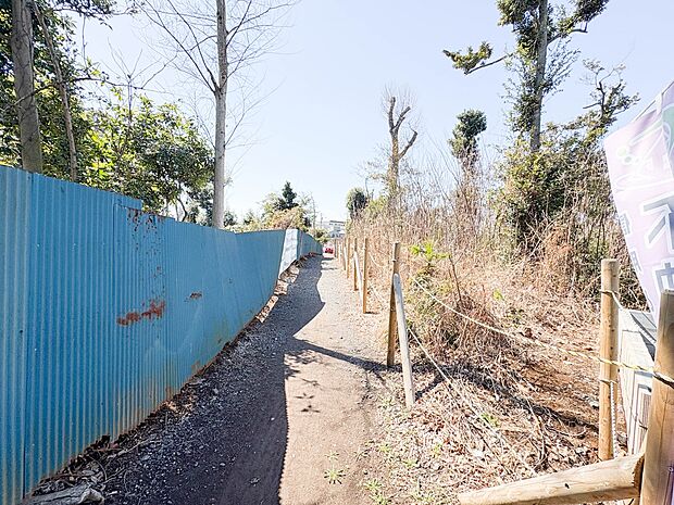 【前面道路】陽当りや通風性など各所に施された工夫で住みやすさを実現。部屋の大きさや周辺環境・街並など、資料には掲載していない情報が現地にはたくさんございます。是非ご確認下さい。