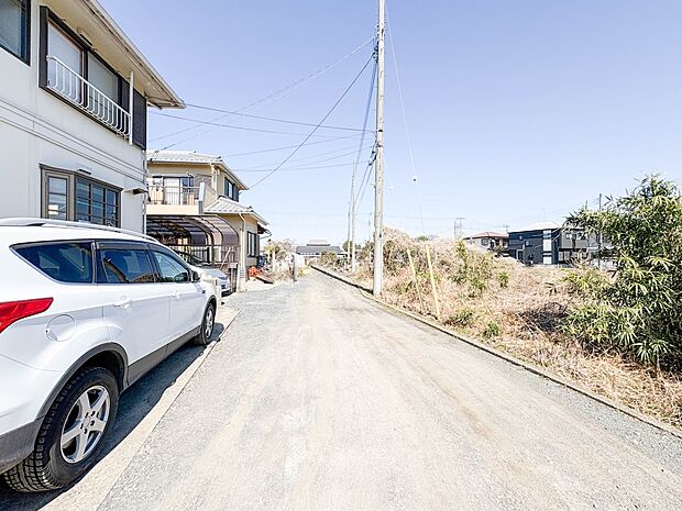 【前面道路】車の通行が少ないので、静かな住環境を維持することができます。