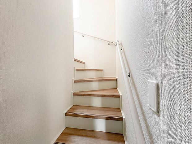 【手すり付階段】手すりがないと階段の昇り降りで危険なことはもちろん、壁に手をつきながら歩くことで壁紙が汚れやすくなります。すべての方に快適に昇り降りしていただくため、手すりを設置しました。