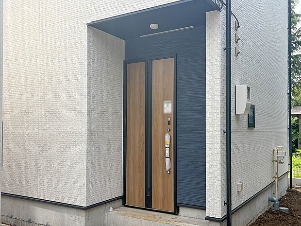 2号棟【玄関】玄関はおうちの顔と言われます。玄関アプローチは、外観デザインの印象を左右します。ご家族の個性を出しながら、素敵な玄関でお客様をお迎えしてください。
