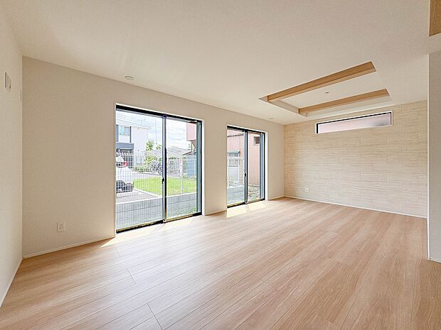 2号棟【南庭つきLDK17.37帖】うららかな陽射しがどのお部屋にも降り注ぎますように、快適さを追求した間取設計。得難い立地環境での生活を恵みの豊かな永住の地へと変えてくれます。