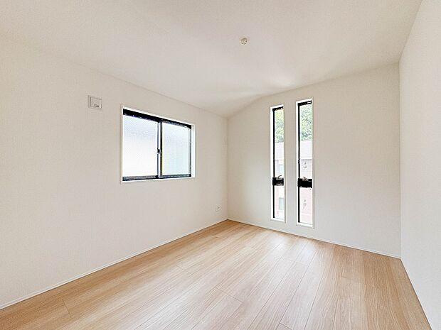 2号棟【子供部屋】お子様のお部屋にぴったりなクロークを備えたフローリング仕様の洋室です。