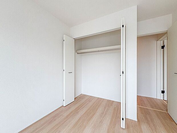 2号棟【収納】壁面クローゼットのメリットは、衣類が横一列に並ぶためひと目で洋服が選びやすいこと。衣類をたくさんお持ちの方も、限られたスペース内に無理なく収納することができます。
